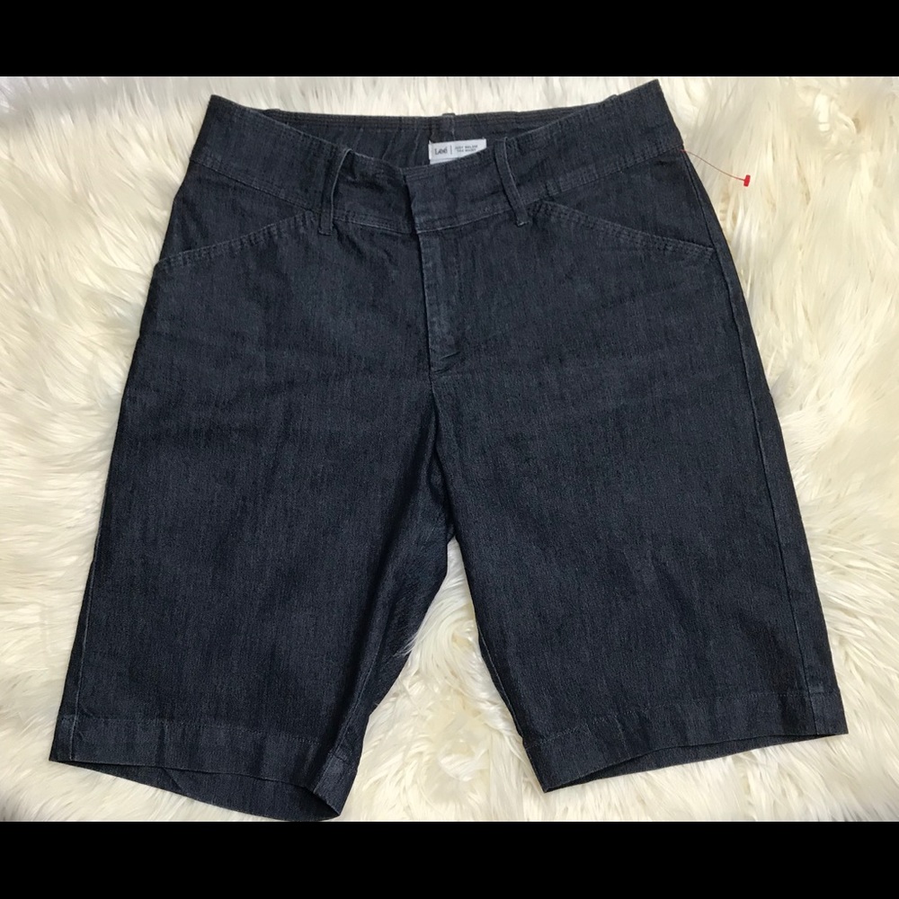 🍀BERMUDA Lee's relaxed cut shorts just below the